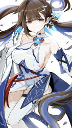 1girl absurdres awe_(adorableduckyy) bare_shoulders blue_eyes breasts brown_hair closed_mouth commentary cowboy_shot detached_sleeves dress floating_hair hair_ornament highres honkai_(series) honkai_impact_3rd huge_breasts li_sushang long_hair looking_at_viewer multicolored_hair orange_eyes red_pupils side_slit simple_background solo streaked_hair thigh_strap two-tone_eyes very_long_hair white_background white_dress