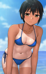 Rule 34 | 1girl, abs, beach, bikini, black hair, blue bikini, breasts, brown eyes, closed mouth, collarbone, commentary request, hashi, leaning forward, looking at viewer, medium breasts, navel, original, short hair, simple background, smile, solo, swimsuit, tan, tanline, tomboy