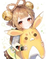 Rule 34 | 1girl, :3, backpack, bag, bell, blunt bangs, blush, bow-shaped hair, braid, closed mouth, cowboy shot, cross hair ornament, dress, genshin impact, green dress, hair bell, hair ornament, highres, holding, holding stuffed toy, light brown hair, long sleeves, looking at viewer, pudding cream, red eyes, sidelocks, smile, solo, standing, stuffed animal, stuffed toy, white background, white sleeves, yaoyao (genshin impact)