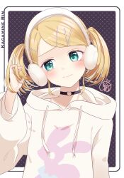 Rule 34 | 1girl, alternate costume, alternate hairstyle, aqua eyes, argyle, argyle background, argyle clothes, black choker, blonde hair, border, character name, choker, closed mouth, hand in own hair, headphones, heart, heart choker, highres, hood, hood down, hoodie, inset border, kagamine rin, light blush, looking to the side, noa (retsuhim6927), print hoodie, purple background, short twintails, solo, swept bangs, twintails, vocaloid, white border, white hoodie