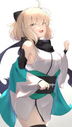 1girl ahoge arm_guards bare_shoulders black_bow blonde_hair bow breasts detached_sleeves fate/grand_order fate_(series) hair_bow half_updo haori highres japanese_clothes kimono koha-ace large_breasts long_sleeves looking_at_viewer obi off_shoulder okita_souji_(fate) okita_souji_(koha-ace) open_mouth sash short_hair short_kimono sleeveless sleeveless_kimono smile solo thighs umi_endu white_kimono wide_sleeves yellow_eyes