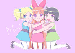 3girls black_hair black_shoes blonde_hair blossom_(ppg) blue_dress blue_eyes blunt_bangs bow bubbles_(ppg) buttercup_(ppg) child commentary dress dress_shoes green_dress green_eyes hair_bow hug kneeling long_hair looking_at_viewer multiple_girls nuntaso open_mouth orange_hair pantyhose parted_bangs pink_dress pink_eyes powerpuff_girls purple_background shoes short_hair side-by-side smile striped_clothes striped_dress white_pantyhose