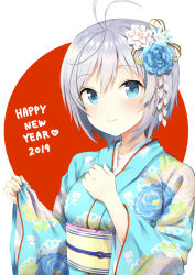 Rule 34 | .live, 1girl, alternate costume, antenna hair, blue eyes, blue flower, blue kimono, blue rose, blush, breasts, closed mouth, commentary request, floral print, flower, hair flower, hair ornament, hands up, happy new year, heart, highres, japanese clothes, kimono, long sleeves, looking at viewer, medium breasts, new year, obi, otousan952, print kimono, rose, sash, short hair, silver hair, dennou shoujo siro, smile, solo, tareme, two-tone background, upper body, virtual youtuber, white flower, wide sleeves, yukata