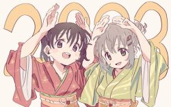 Rule 34 | 2023, 2girls, alternate hairstyle, arms up, text background, black eyes, black hair, brown hair, commentary, flask00, green eyes, green kimono, grey background, hair ornament, hair up, hairclip, highres, japanese clothes, kimono, kuraue hinata, looking at viewer, multiple girls, obi, open mouth, rabbit pose, red kimono, sash, short hair, side-by-side, simple background, smile, twintails, yama no susume, yukimura aoi