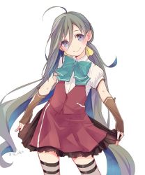 Rule 34 | 1girl, ahoge, blouse, bow, bowtie, brown gloves, colis, commentary request, contrapposto, cosplay, cowboy shot, fingerless gloves, gloves, grey eyes, grey hair, hair between eyes, head tilt, kantai collection, kiyoshimo (kancolle), long hair, looking at viewer, remodel (kantai collection), shirt, simple background, skirt hold, smile, solo, standing, thighhighs, twitter username, very long hair, white background, white shirt, yuugumo (kancolle), yuugumo (kancolle) (cosplay)