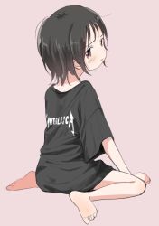 Rule 34 | 1girl, barefoot, black hair, black shirt, blush, child, feet, female focus, from behind, full body, highres, looking back, metallica, original, oversized clothes, oversized shirt, parted lips, piko (pixiv), print shirt, purple background, purple eyes, shirt, short hair, simple background, sitting, soles, solo, t-shirt, toes, wariza