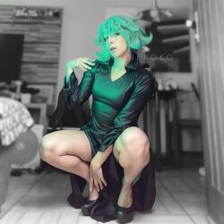 Rule 34 | 1girl, bare legs, blurry, blurry background, brazilian (nationality), cosplay, female focus, green eyes, green hair, highres, indoors, looking at viewer, nerokosplayer, no panties, one-punch man, photo (medium), short hair, solo, squatting, tatsumaki
