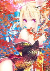 Rule 34 | 1girl, amane lily, autumn leaves, azuma sawayoshi, bad link, black kimono, blonde hair, breasts, cleavage, collarbone, floral print, flower, hair between eyes, hair flower, hair ornament, highres, japanese clothes, kimono, leaf, lips, long hair, looking at viewer, maple leaf, off shoulder, oroka na tenshi wa akuma to odoru, parted lips, pink flower, red eyes, red flower, side ponytail, sidelocks, small breasts, smile, solo, spider lily, thighs