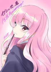 Rule 34 | 1girl, anniversary, cape, character name, copyright name, hand up, holding, holding wand, long hair, long sleeves, looking at viewer, louise francoise le blanc de la valliere, pink background, pink eyes, pink hair, sidelocks, simple background, solo, translation request, usatsuka eiji, wand, wavy hair, zero no tsukaima