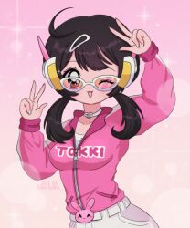 Rule 34 | 1990s (style), 1girl, :3, absurdres, belt, belt buckle, brown eyes, brown hair, buckle, chellyko, choker, commentary, d.va (overwatch), double v, english commentary, hair ornament, hairclip, headphones, heart o-ring, highres, jacket, long hair, long sleeves, low twintails, nail polish, o-ring, o-ring choker, one eye closed, open mouth, overwatch, pink background, rabbit belt buckle, retro artstyle, smile, solo, sparkle, sunglasses, track jacket, twintails, upper body, v