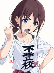 Rule 34 | 1girl, angry, blue eyes, blush, brown hair, collarbone, commentary request, dated, flat chest, frown, girls band cry, hand on own hip, highres, iseri nina, medium hair, miyahara takuya, open mouth, print shirt, shirt, simple background, solo, t-shirt, teeth, translation request, upper body, white background
