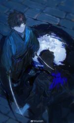 2boys black_hair blue_eyes blue_kimono brick_floor dual_wielding faceless faceless_male fate/grand_order fate/samurai_remnant fate_(series) full_moon hakama highres holding holding_sword holding_weapon japanese_clothes katana kimono looking_at_viewer lying male_focus miyamoto_iori_(fate) moon multiple_boys on_back on_ground reflective_floor short_hair siyahiroi sword weapon weibo_watermark