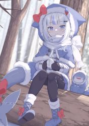 Rule 34 | 1girl, :3, absurdres, bare tree, black pantyhose, bloop (gawr gura), blue capelet, blue eyes, blue footwear, blue hair, blunt bangs, boots, bow, capelet, coat, commentary, cup, english commentary, fins, fish tail, forest, fur-trimmed boots, fur-trimmed capelet, fur trim, gawr gura, hair ornament, hairclip, highres, holding, holding cup, hololive, hololive english, holomyth, klaius, log, looking at viewer, mittens, multicolored hair, nature, outdoors, pantyhose, red bow, scarf, shark tail, sitting, smile, snow, snowing, solo, steam, streaked hair, tail, tree, two-tone hair, virtual youtuber, white coat, white hair, white scarf, winter, winter clothes