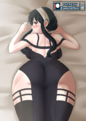 Rule 34 | 1girl, absurdres, artist logo, artist name, ass, backboob, bed sheet, black dress, black hair, black thighhighs, blush, breasts, brown eyes, dress, espiralsix, female focus, from behind, gluteal fold, hairband, highres, large breasts, long hair, looking at viewer, looking back, lying, on back, paid reward available, patreon logo, solo, spy x family, thighhighs, thighs, white hairband, yor briar