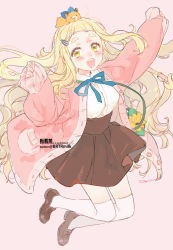 Rule 34 | 1girl, bag, blonde hair, blue ribbon, blunt bangs, breasts, brown footwear, brown skirt, cardigan, flower, full body, gonzalez (machita chima), hair ornament, hairclip, hamster, loafers, long hair, long sleeves, looking at viewer, machita chima, medium breasts, neck ribbon, nijisanji, open mouth, outstretched arm, over-kneehighs, pink background, pink cardigan, ribbon, seed hair ornament, shirasuboshiboshi, shirt, shoes, shoulder bag, skirt, smile, solo, teeth, thick eyebrows, thighhighs, twitter username, upper teeth only, virtual youtuber, white shirt, yellow eyes, yellow flower