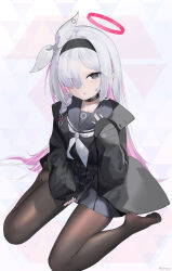 1girl plana_(blue_archive) black_choker black_eyes black_hairband black_jacket black_serafuku blue_archive brown_pantyhose choker colored_inner_hair eyes_visible_through_hair fuenyuan hair_over_one_eye hairband halo highres jacket long_hair long_sleeves looking_at_viewer multicolored_hair pantyhose parted_lips pink_hair red_pupils school_uniform serafuku sitting solo two-tone_hair white_hair