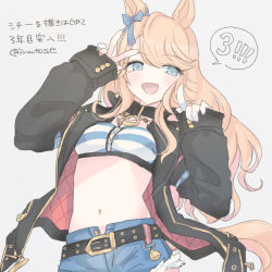 Rule 34 | 1girl, animal ears, bandeau, belt, black jacket, blonde hair, blue eyes, blush, bow, breasts, collar, cutoffs, denim, denim shorts, ear bow, gold city (umamusume), grey background, hands up, horse ears, horse girl, horse tail, index finger raised, inutose, jacket, long hair, looking at viewer, midriff, navel, open clothes, open jacket, open mouth, short shorts, shorts, small breasts, smile, solo, speech bubble, tail, translated, twitter username, umamusume, v