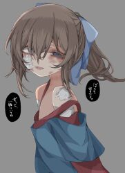 Rule 34 | 1girl, absurdres, bandaged arm, bandages, bare shoulders, blue bow, blue eyes, bow, brown hair, bruise, bruised eye, commentary request, gauze, grey background, hair between eyes, hair bow, highres, injury, light smile, looking at viewer, looking to the side, medium hair, mushoku loli, mushoku loli (character), off-shoulder shirt, off shoulder, original, ponytail, shirt, simple background, solo, speech bubble, strangulation mark, translation request, upper body