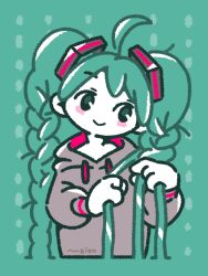 1girl ahoge alternate_hairstyle braid braiding_hair green_background green_eyes green_hair grey_hoodie hairdressing hanbun_m hatsune_miku hood hoodie long_hair long_sleeves pale_skin simple_background smile solo twin_braids upper_body very_long_hair vocaloid