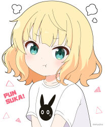 Rule 34 | 1girl, :t, anko (gochiusa), blonde hair, character print, closed mouth, collarbone, commentary request, gochuumon wa usagi desu ka?, green eyes, kirima syaro, looking at viewer, mitya, partial commentary, romaji text, shirt, short sleeves, simple background, solo, translation request, twitter username, upper body, v-shaped eyebrows, white background, white shirt
