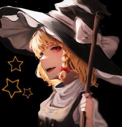 Rule 34 | 1girl, black background, black hat, blonde hair, bow, broom, commentary, fangs, hat, hat bow, highres, kirisame marisa, long hair, looking at viewer, open mouth, red eyes, simple background, solo, star (symbol), touhou, upper body, white bow, witch hat, yuhel