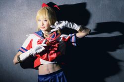 Rule 34 | aino minako, bishoujo senshi sailor moon, cosplay, dark background, highres, kyoko, sailor v, sailor v (cosplay), tagme