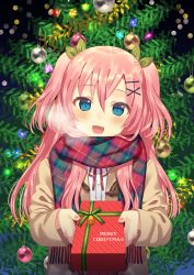 Rule 34 | 1girl, :d, bell, blue eyes, blush, box, christmas, christmas ornaments, christmas tree, coat, enpera, fang, fingernails, gift, gift box, giving, hair between eyes, hair ornament, highres, holding, holding gift, long hair, long sleeves, looking at viewer, merry christmas, open mouth, original, pink hair, plaid, plaid scarf, scarf, smile, solo, toujou mina, two side up, upper body, winter clothes, x hair ornament