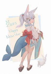 Rule 34 | 1girl, absurdres, animal ears, back bow, bell, blue eyes, blue hair, blush, bow, cube hair ornament, fang, fangs, fins, fish tail, full body, gawr gura, hair ornament, hairclip, highres, hololive, hololive english, japanese clothes, kimono, long sleeves, looking at viewer, looking back, midori xu, multicolored hair, new year, okobo, open mouth, rabbit ears, rectangle, red bow, sandals, shark girl, shark tail, short kimono, short ponytail, sidelocks, skin fangs, smile, socks, solo, streaked hair, tail, virtual youtuber, white background, white hair, white kimono, white socks, wide sleeves