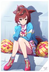 Rule 34 | 1girl, animal ears, artist name, belt, blue jacket, brown hair, closed mouth, commentary, dated, elbow on knee, full body, highres, horse ears, horse girl, horse tail, jacket, layered skirt, long sleeves, looking at viewer, medium hair, multicolored hair, nice nature (run&amp;win) (umamusume), nice nature (umamusume), nii manabu, official alternate costume, open clothes, open jacket, pom pom (cheerleading), ponytail, sailor collar, shadow, shirt, shoes, signature, sitting, skirt, smile, sneakers, socks, solo, split mouth, streaked hair, tail, thigh strap, umamusume, white shirt, white skirt, yellow eyes