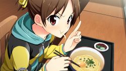 Rule 34 | 1girl, angry, bow, bowl, brown hair, chopsticks, eating, egg yolk, food, game cg, go! go! nippon! 2015, go! go! nippon! ~my first trip to japan~, hair bow, highres, hood, hoodie, indoors, misaki akira, non-web source, noodles, official art, plate, pointing, pointing up, ponytail, red eyes, short hair, sitting, solo, tray, zipper