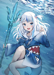 Rule 34 | 1girl, :d, barefoot, blue eyes, blue hair, blue hoodie, blush, commentary, day, drawstring, english commentary, fins, fish tail, gawr gura, gawr gura (1st costume), hair ornament, highres, holding, hololive, hololive english, hood, hood down, hoodie, knee up, long sleeves, multicolored hair, open mouth, outdoors, polearm, shark tail, sharp teeth, sleeves past wrists, smile, solo, streaked hair, sunako (veera), tail, teeth, trident, twitter username, two side up, underwater, virtual youtuber, water, weapon, white hair, wide sleeves