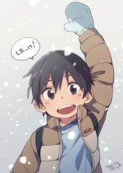 Rule 34 | 1boy, arm up, bad id, bad twitter id, black eyes, black hair, blue mittens, blue shirt, blush, boku dake ga inai machi, brown jacket, child, dated, fujinuma satoru, gloves, grey background, grey sky, highres, jacket, looking at viewer, male focus, mittens, open clothes, open jacket, open mouth, shirt, signature, sky, snow, snowing, solo, solo focus, speech bubble, teeth, translation request, unzipped, upper body, upper teeth only, waving arm, winter clothes, wool bl, zipper