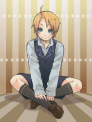 1boy aged_down america_(hetalia) axis_powers_hetalia blonde_hair blue_eyes child commentary_request honnomusi323 indian_style kneehighs male_focus short_hair shorts sitting smile socks solo striped_background vest yellow_background