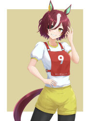 Rule 34 | 1girl, animal ears, black pantyhose, bob cut, brown background, brown hair, commentary, cowboy shot, ear ornament, eyepatch, grin, gym shirt, gym shorts, gym uniform, hand on own hip, highres, horse ears, horse girl, horse tail, kemuri (etep3372), looking at viewer, multicolored hair, pantyhose, pantyhose under shorts, race bib, shirt, short hair, short sleeves, shorts, smile, smirk, solo, standing, streaked hair, t-shirt, tail, tanino gimlet (umamusume), translated, two-tone hair, umamusume, white hair, white shirt, yellow eyes, yellow shorts