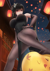 Rule 34 | &gt; &lt;, 1girl, absurdres, azur lane, black dress, black gloves, black hair, black pantyhose, breasts, chen hai (azur lane), chen hai (vestibule of wonders) (azur lane), china dress, chinese clothes, covered navel, dress, elbow gloves, from below, gloves, hair ornament, hand on own hip, highres, lantern, large breasts, long hair, looking down, manjuu (azur lane), night, night sky, official alternate costume, outdoors, pantyhose, parted lips, red eyes, shigatsu (4gate), sky, stepped on, teeth, thighs