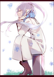 1girl aka_mikan artist_name blue_flower blue_scarf brown_footwear closed_eyes closed_mouth coat earrings flower frieren from_side full_body grass jewelry long_hair outdoors parted_bangs pointy_ears scarf sitting solo sousou_no_frieren suitcase twintails twitter_username white_coat