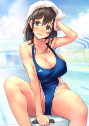 Rule 34 | 1girl, arm up, blue eyes, blush, breasts, brown hair, cleavage, competition swimsuit, day, hair between eyes, highleg, highleg swimsuit, highres, huge breasts, kekemotsu, sagging breasts, long hair, looking at viewer, one-piece swimsuit, open mouth, original, outdoors, pool, sagging breasts, sitting, smile, solo, starting block, swim cap, unworn swim cap, swimsuit, towel, towel on head, wet
