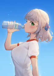 Rule 34 | 1girl, absurdres, arm at side, blue ribbon, blue sky, blush, bottle, braid, commentary, day, drinking, green eyes, gym shirt, hair ribbon, hand up, highres, holding, holding bottle, hololive, looking at viewer, looking to the side, outdoors, plastic bottle, profile, ribbon, shirogane noel, shirt, short hair, short sleeves, shyi, silver hair, sky, solo, virtual youtuber, white shirt