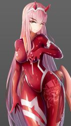 Rule 34 | 10s, 1girl, blunt bangs, bodysuit, breasts, clothes writing, cowboy shot, curvy, darling in the franxx, formal, green eyes, grey background, gun, handgun, hat, horns, legs together, long hair, looking at viewer, medium breasts, pink hair, red suit, revolver, simple background, skin tight, smile, solo, standing, suggestive fluid, suit, thighs, top hat, v, very long hair, weapon, wide hips, zero two (darling in the franxx), zhongji renxing zi zou xian danhuang
