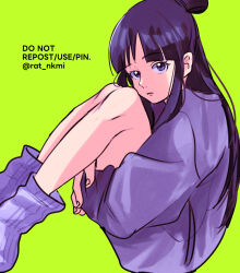 Rule 34 | 1girl, ace attorney, black hair, closed mouth, fingerless gloves, from side, gloves, green background, hair bun, knees to chest, knees up, long hair, looking at viewer, maya fey, purple eyes, purple socks, purple sweater, rat nkmi, sitting, socks, solo, sweater, twitter username