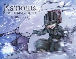 Rule 34 | 1girl, arm support, artist name, bad id, bad pixiv id, black gloves, black headwear, blizzard, blonde hair, blue eyes, blurry, blurry background, character name, commentary request, cyrillic, dated, depth of field, emblem, explosive, girls und panzer, gloves, green jumpsuit, helmet, holding, jumpsuit, katyusha (girls und panzer), leg up, long sleeves, looking at viewer, military, military uniform, military vehicle, motor vehicle, open mouth, outdoors, partial commentary, pravda (emblem), russian text, short hair, short jumpsuit, signature, sketch, smirk, solo, t-34, t-34-85, tank, tank helmet, tsukasa-emon, twitter username, uniform, wind