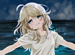Rule 34 | 1girl, ahoge, blonde hair, blurry, blurry background, blush, green eyes, h2omizu 2, head tilt, idolmaster, idolmaster cinderella girls, looking at viewer, messy hair, outdoors, outstretched arms, shirt, short sleeves, smile, solo, t-shirt, upper body, white shirt, yusa kozue