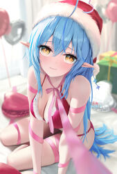 1girl ahoge alternate_costume arm_support balloon bikini blue_hair blurry blurry_background box breasts christmas cleavage closed_mouth commentary_request crossed_bangs depth_of_field double-parted_bangs fur-trimmed_bikini_top gift gift_box hair_between_eyes hat heart heart_ahoge heart_balloon highres hololive indoors large_breasts leash long_hair looking_at_viewer multicolored_hair pointy_ears ribbon santa_bikini santa_hat sidelocks sitting smile solo streaked_hair swimsuit torjun_111 very_long_hair viewer_holding_leash virtual_youtuber yellow_eyes yokozuwari yukihana_lamy