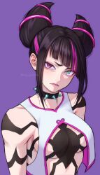 1girl aqua_eyes black_hair breasts closed_mouth collar commentary diagonal_bangs hair_horns han_juri hepu2rabbits_(epuusa) heterochromia highres large_breasts light_frown pink_eyes pink_hair pink_lips purple_background raised_eyebrow simple_background solo spider_tattoo spiked_collar spikes street_fighter street_fighter_6 symbol-only_commentary tattoo