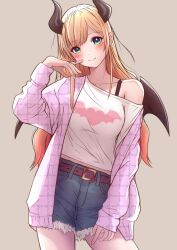 Rule 34 | 1girl, alternate costume, belt, blonde hair, blush, brown background, commentary request, cowboy shot, demon girl, demon wings, denim, denim shorts, green eyes, highres, hololive, horns, long hair, long sleeves, looking at viewer, mikan mizu, open clothes, open shirt, pink shirt, pointy ears, print shirt, shirt, shorts, simple background, smile, solo, virtual youtuber, white shirt, wings, yuzuki choco