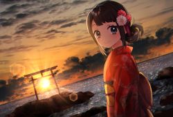 Rule 34 | 1girl, blurry, blush, closed mouth, cloud, cloudy sky, depth of field, dutch angle, evening, floral print, flower, hair flower, hair ornament, hexagon, ichinose yukino, japanese clothes, kimono, lens flare, looking at viewer, looking back, obi, ocean, original, outdoors, red flower, red kimono, sash, sky, smile, solo, sunset, torii, white flower