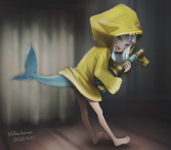 Rule 34 | 1girl, bare legs, barefoot, blue eyes, commentary request, cosplay, dated, fins, fish tail, gawr gura, haruyama kazunori, holding, holding key, hololive, hololive english, hood, hooded jacket, jacket, key, little nightmares (series), multicolored hair, open mouth, shark tail, sharp teeth, six (little nightmares), six (little nightmares) (cosplay), solo, standing, tail, teeth, twintails, two-tone hair, upper teeth only, virtual youtuber, white hair, yellow jacket