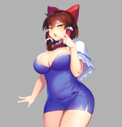 Rule 34 | 1girl, bow, breasts, brown hair, capelet, cookie (touhou), cosplay, dress, hair bow, hair tubes, hakurei reimu, highres, hinase (cookie), hinase (cookie) (cosplay), large breasts, miniskirt, orange eyes, plump, reu (cookie), side slit, simple background, skirt, solo, tarmo, touhou, v