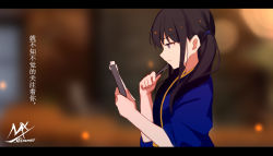 Rule 34 | 1girl, artist name, black hair, blue kimono, blurry, blurry background, closed mouth, depth of field, hands up, highres, holding, holding pen, inoue takina, japanese clothes, kimono, letterboxed, long hair, lycoris recoil, pen, profile, purple eyes, shimmer, short sleeves, signature, solo, translation request, twintails