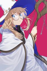 Rule 34 | 1girl, blonde hair, blue eyes, cloak, fate/grand order, fate (series), glasses, hamanekoko, hat, highres, holding, holding staff, long hair, red background, signature, staff, aesc (fate), white cloak, wide sleeves, witch hat